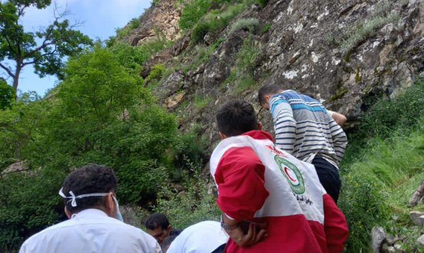 نجات گردشگر سقوط کرده در ارتفاعات سوادکوه نجات گردشگر سقوط کرده در ارتفاعات سوادکوه