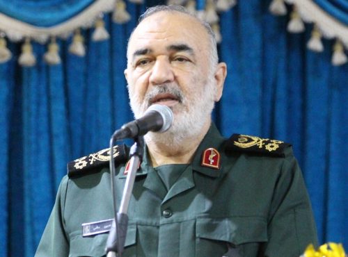توهین کنندگان به مقدسات مسلمانان را به عاقبت سلمان رشدی ارجاع می دهم