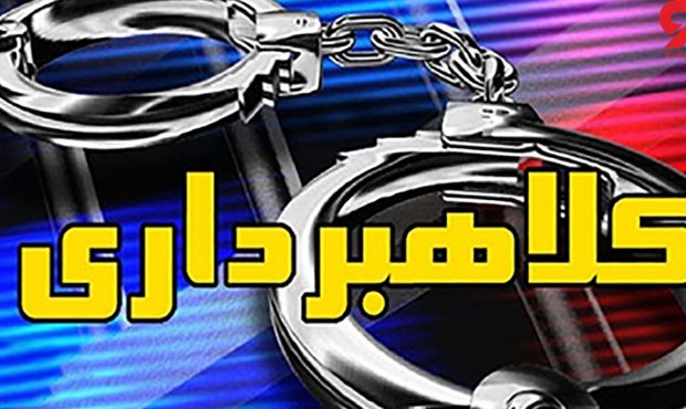 کشف شناسنامه و مهر جعلی در مخفیگاه باند کلاهبرداری در بابل کشف شناسنامه و مهر جعلی در مخفیگاه باند کلاهبرداری در بابل