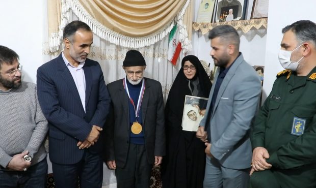 اهدا مدال ورزشکار فریدونکناری به خانواده شهید