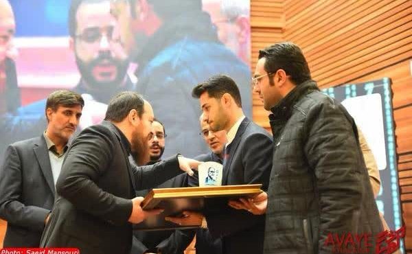 تقدیم مدال طلای مخترعین مازندرانی به خانواده شهید فخری زاده تقدیم مدال طلای مخترعین مازندرانی به خانواده شهید فخری زاده