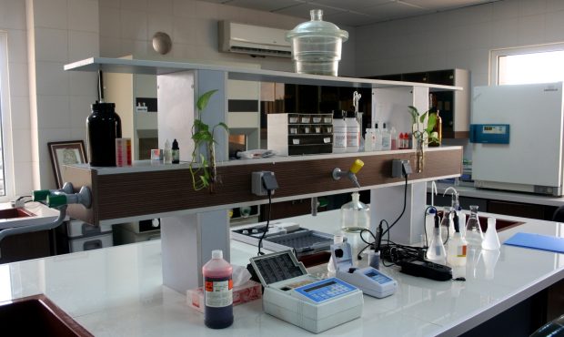 کنترل کیفیت آب آشامیدنی طبق استانداردهای بین‌المللی انجام می‌شود