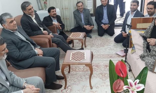 تجلیل رئیس بنیاد شهید و امور ایثارگران از خانواده شهدای قائمشهری