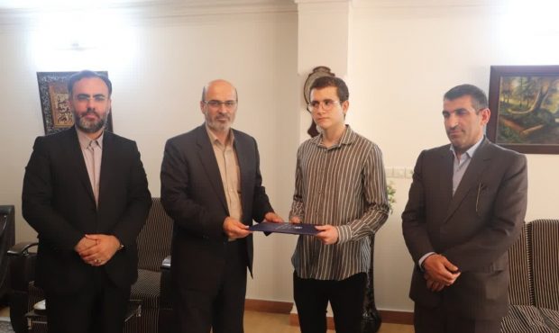 امیرمحمد خلیلی دانش آموز نخبه قائم شهری مورد تقدیر قرار گرفت امیرمحمد خلیلی دانش آموز نخبه قائم شهری مورد تقدیر قرار گرفت