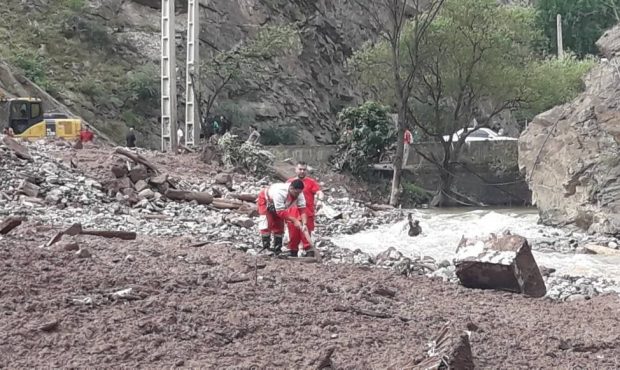 گرفتاری ۷ دستگاه خودرو در سیل محور کندوان گرفتاری ۷ دستگاه خودرو در سیل محور کندوان