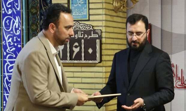 تقدیر از احسان آهنگر بهعنوان مدیر فعال در امر نماز تقدیر از احسان آهنگر بهعنوان مدیر فعال در امر نماز