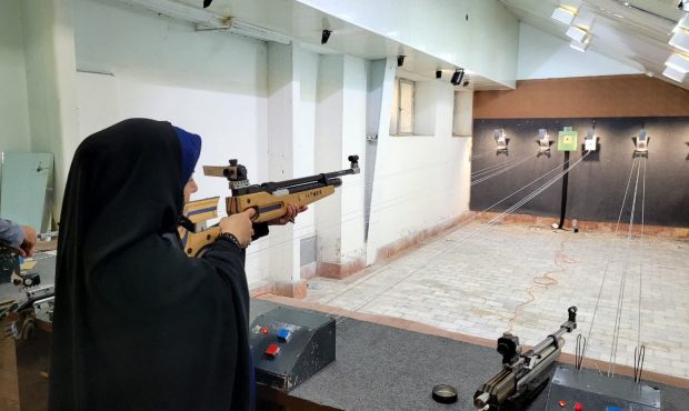 قلم به دستان، تفنگ به دست شدند