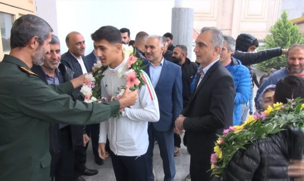 استقبال از از دو دانش‌آموز قهرمان مسابقات المپیک کشتی در عباس‌آباد