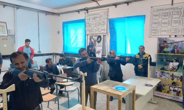 کارکنان بخشداری مرکزی جویبار دست به تفنگ شدند کارکنان بخشداری مرکزی جویبار دست به تفنگ شدند