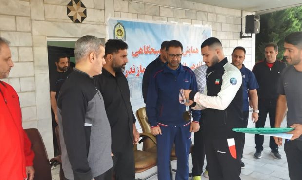 امیرعباس کاووسی مدال طلای خود را به پدر شهید فراجا تقدیم کرد