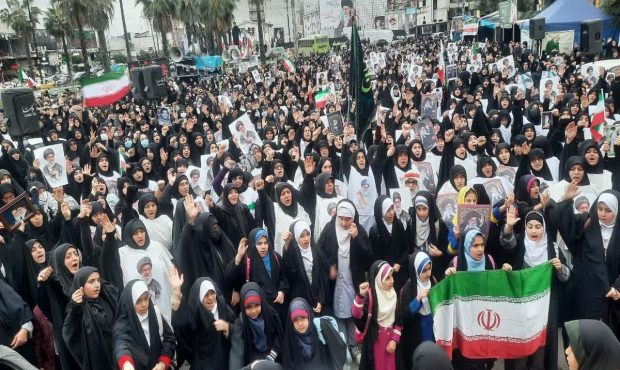بانوان آملی در میدان ۱۷ شهریور کفن پوش شدند