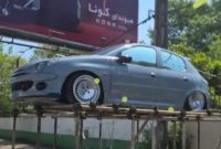 پژو ۲۰۶ متخلف به دلیل حرکات نمایشی در نور توقیف و داربستی شد