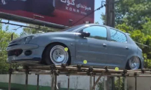پژو ۲۰۶ متخلف به دلیل حرکات نمایشی در نور توقیف و داربستی شد