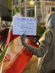عکس | دست نوشته بامزه و طعنه‌آمیز زن جوان در تجمعات شبانه: اگر شتر…